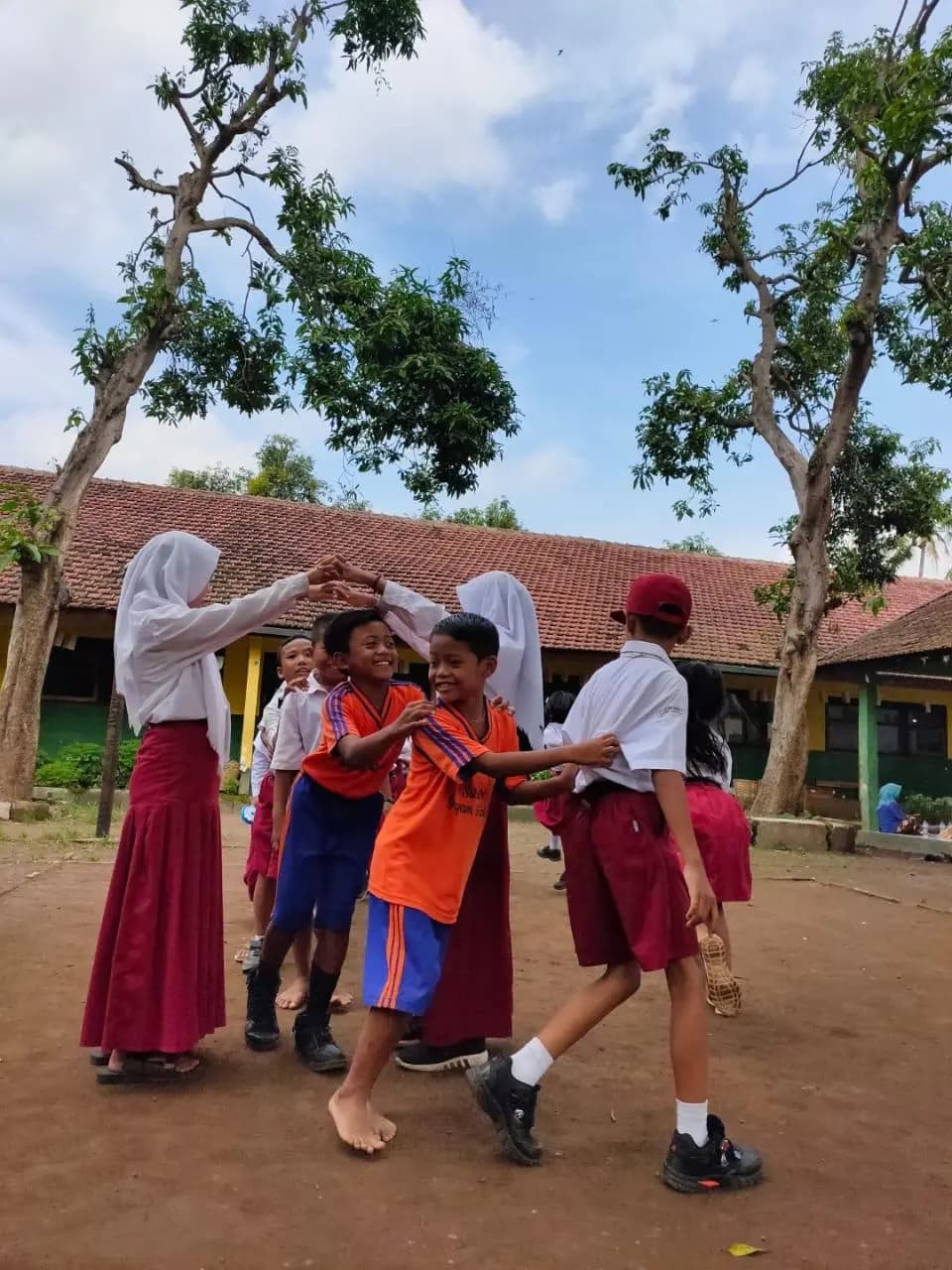 Anak-anak bermain bersama di lapangan